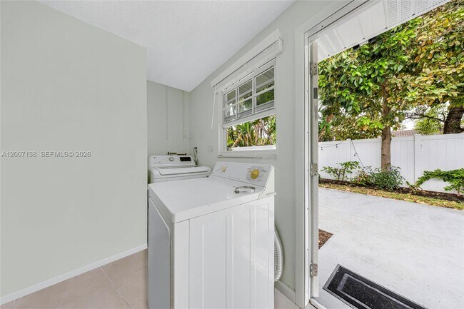 Building Photo - 1320 NE 27th Ave