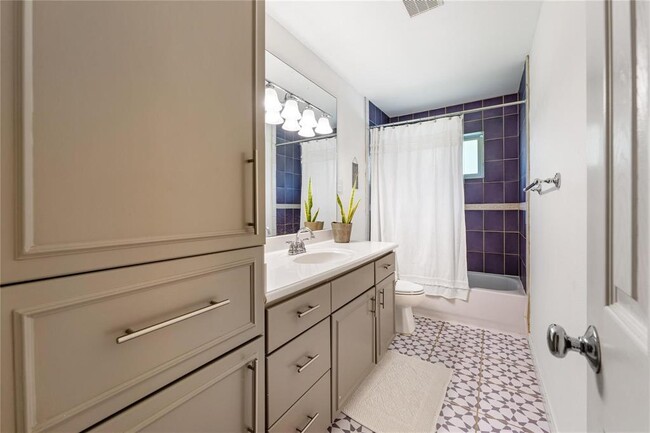 Building Photo - 5823 Duxbury St