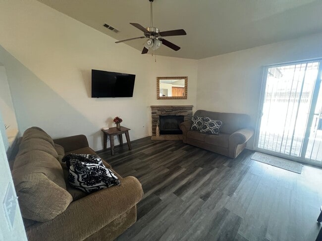 Building Photo - Spacious 4-Bedroom Home in Desirable Apple Valley Neighborhood