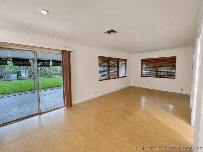 Building Photo - 1401 S Deerfield Ave