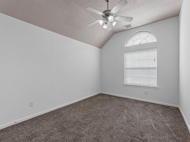 Building Photo - 25553 Oakhurst Forest Dr