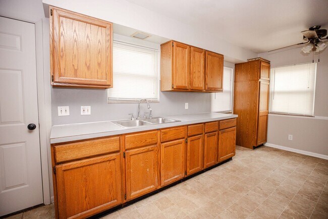 Building Photo - Nice ranch style three bedroom home in washington local schools