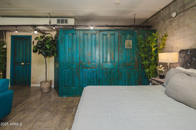 Building Photo - 353 E Thomas Rd