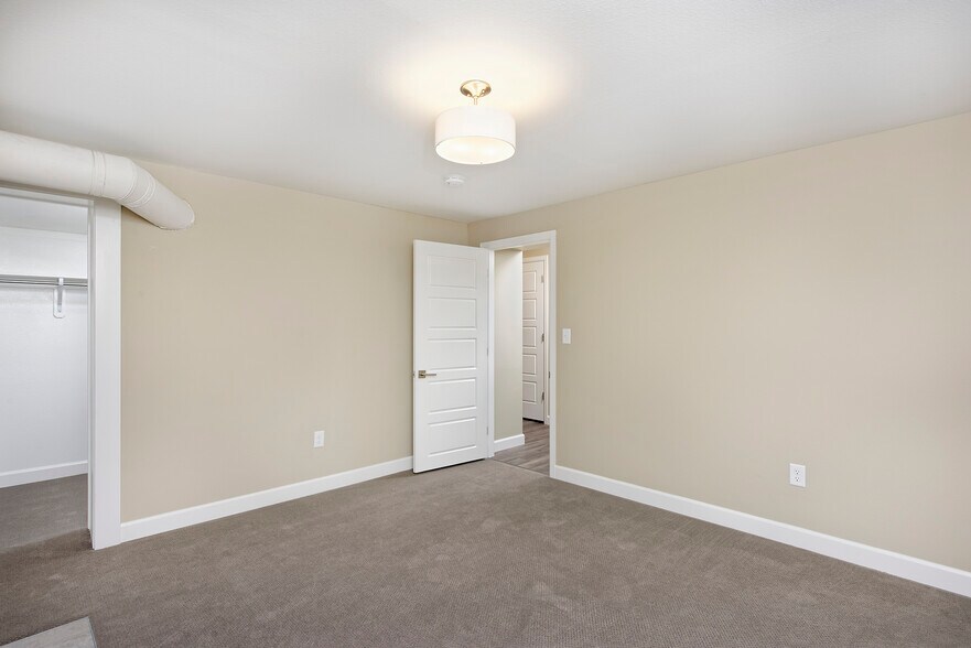 Primary bedroom - 915 Clarkson Street