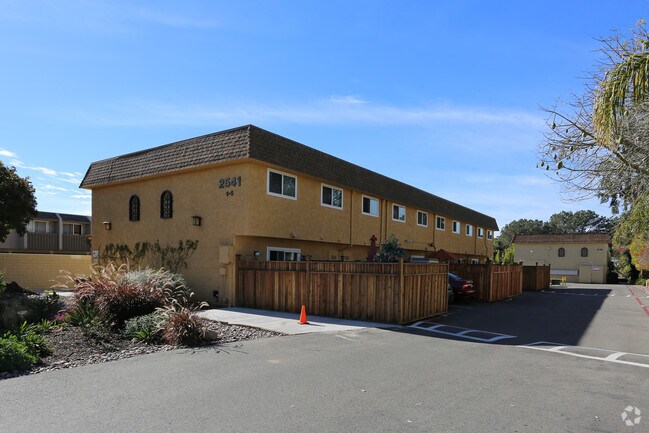 Building Photo - Breakwater Townhomes