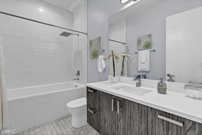 Building Photo - 2217 W Madison St