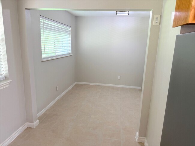 Building Photo - 534 Glenvale Dr