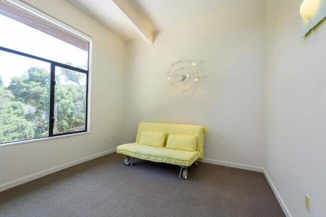 Building Photo - 3527 Oak Knoll Dr