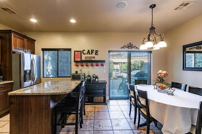 Building Photo - Spacious 3-Bed Townhouse Retreat in Southgate Townhomes