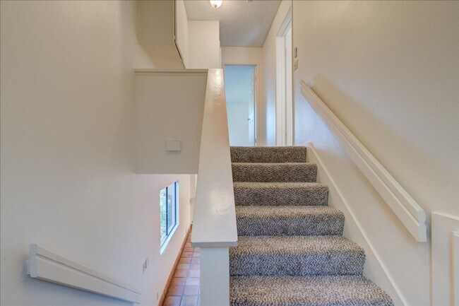 Building Photo - Beautiful End-Unit Townhome Centraly Located