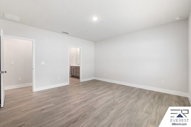 Building Photo - 8 Longview Ln