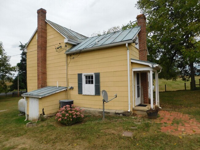 Building Photo - Country Living!