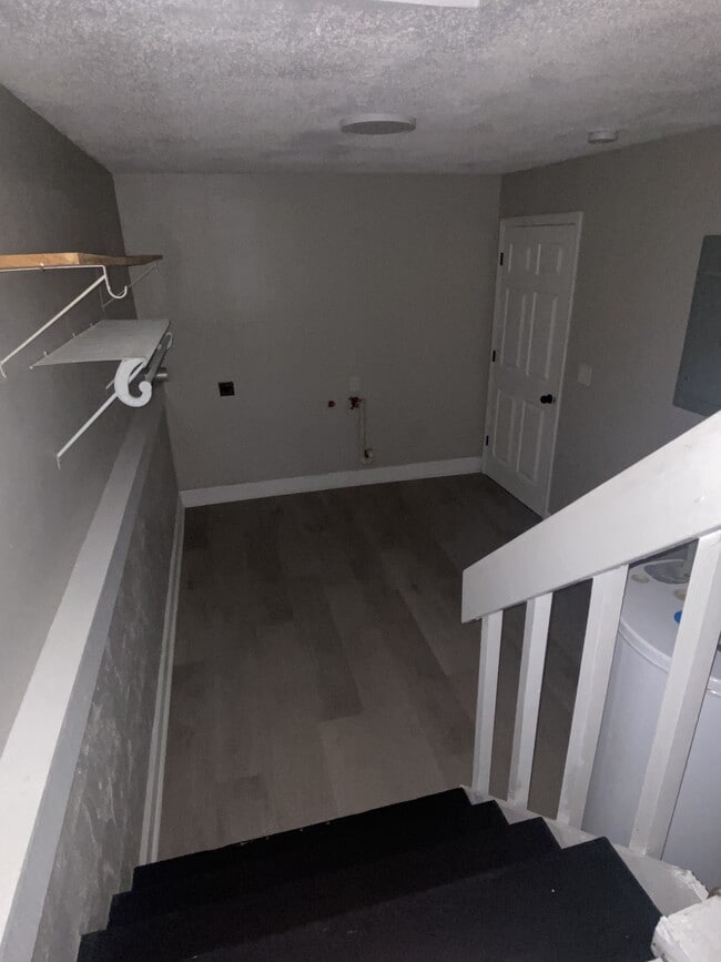 Building Photo - 145 Viking Dr