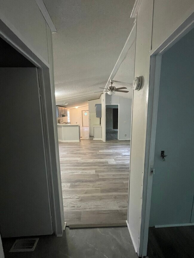 Building Photo - Great Location!