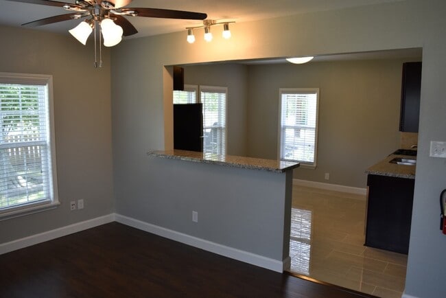 Building Photo - 1519 W 12th St