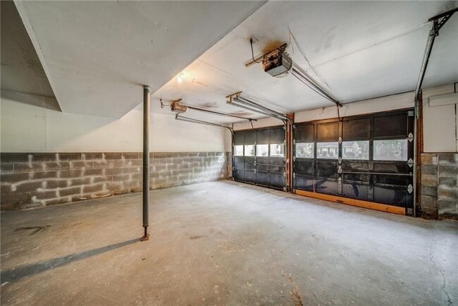 Building Photo - 305 Hembree Forest Cir