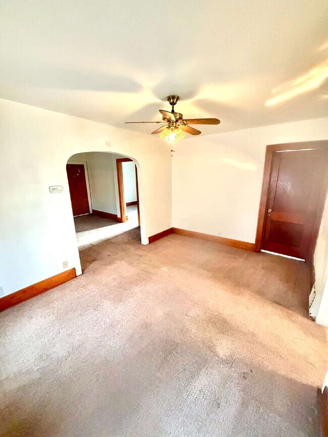 Building Photo - 3 Bedroom with a bonus room, 1 Bath Available!