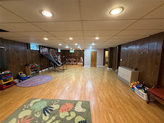 Building Photo - 29 Eastview Dr