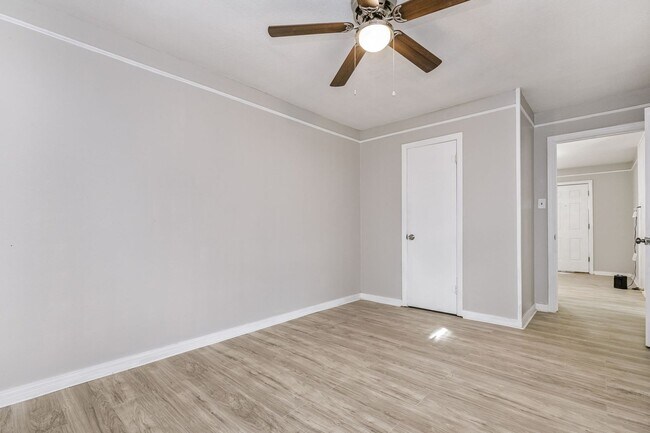 Building Photo - 2306 SW 8th Ave