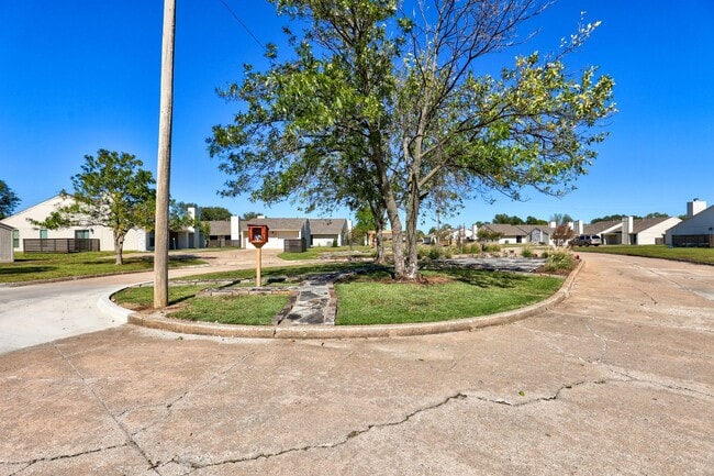Building Photo - Home Like Living at Apartment Prices