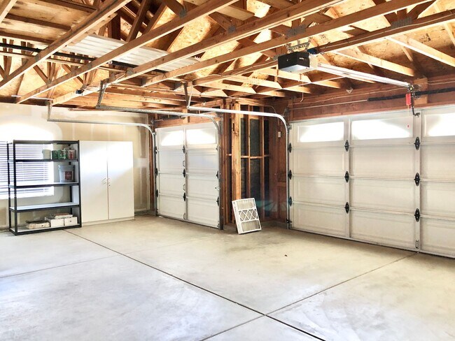 Building Photo - Wonderful Single Story Home, Quiet Neighbo...