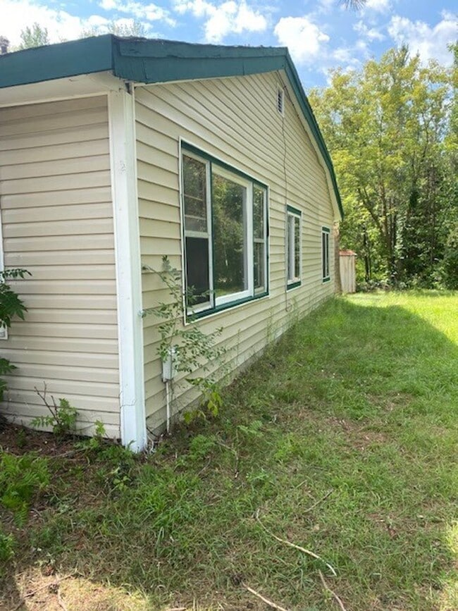 Building Photo - 3 Bedroom 1 Bathroom Single Family Home in...