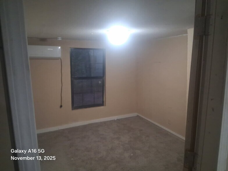 Building Photo - 6106 Kasper St