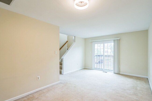 Building Photo - Comfort & Convenience in the Heart of Sterling