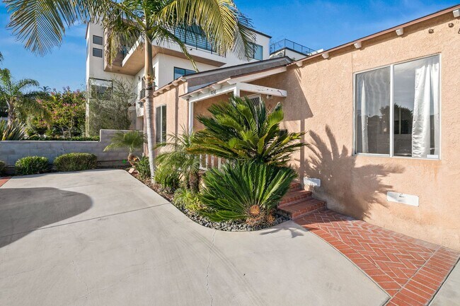 Building Photo - Emerson St