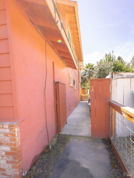 Building Photo - 944 Clover Dr
