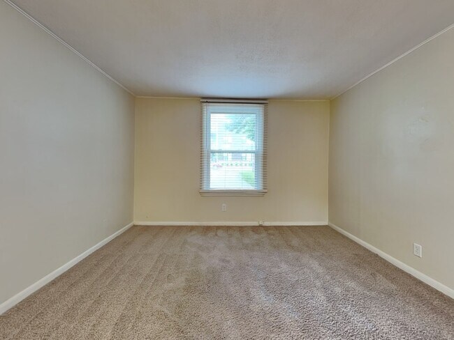 Building Photo - 4 bed 2 bath in Fishers!