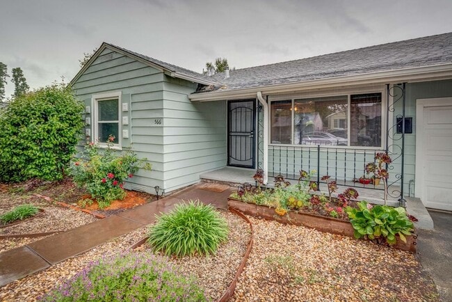 Building Photo - 566 Russell St