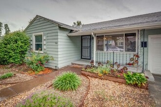 Building Photo - 566 Russell St