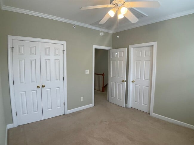 Building Photo - Gorgeous Condo in the heart of Chapel Hill