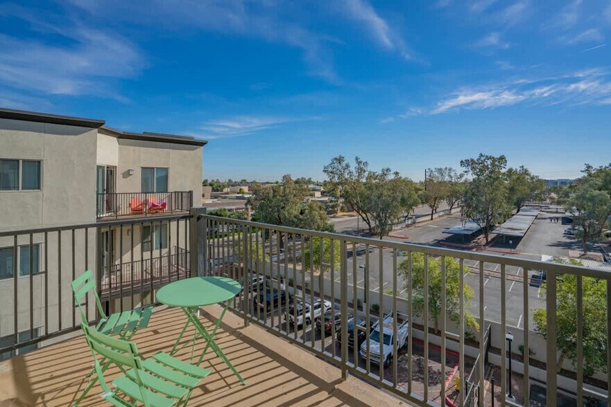 Building Photo - 1275 E University Dr