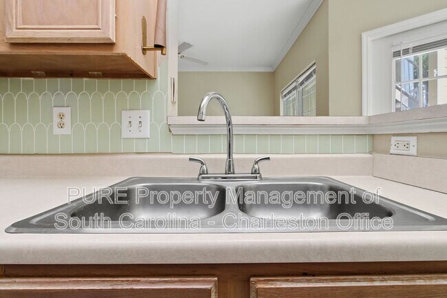 Building Photo - 700 Daniel Ellis Dr