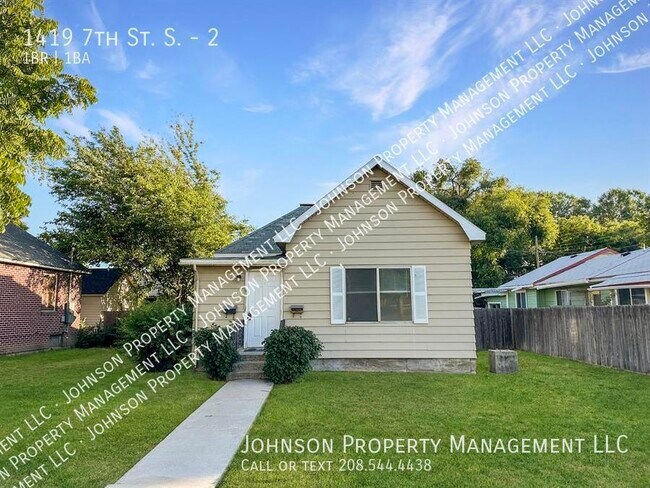 Primary Photo - Downtown Nampa duplex unit with private ya...