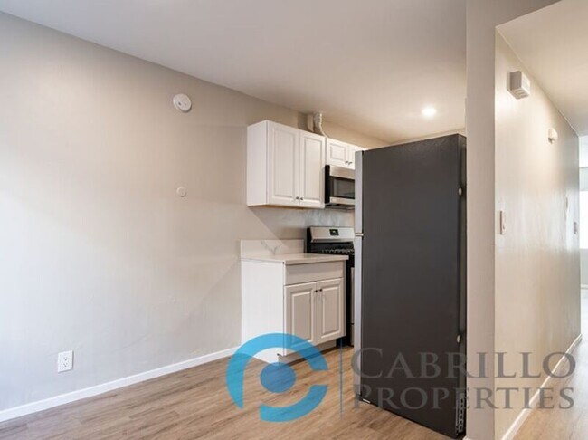 Building Photo - 595 7th St