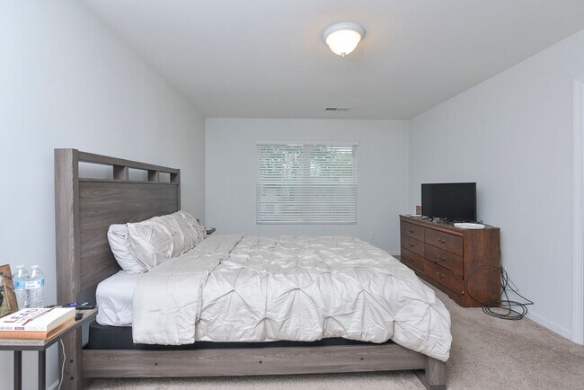 Building Photo - Modern Comfort in a Quiet Cul-de-Sac – 3 B...