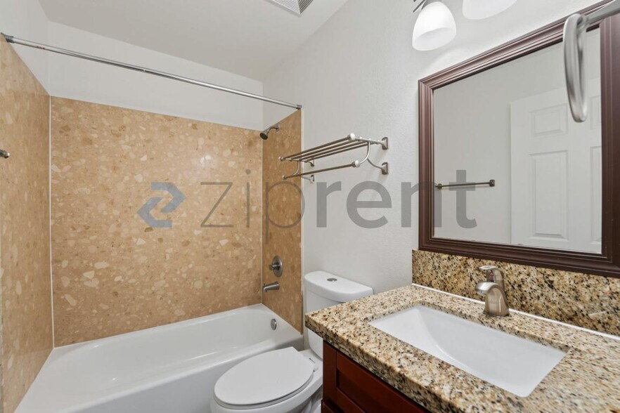 Building Photo - Unit B226