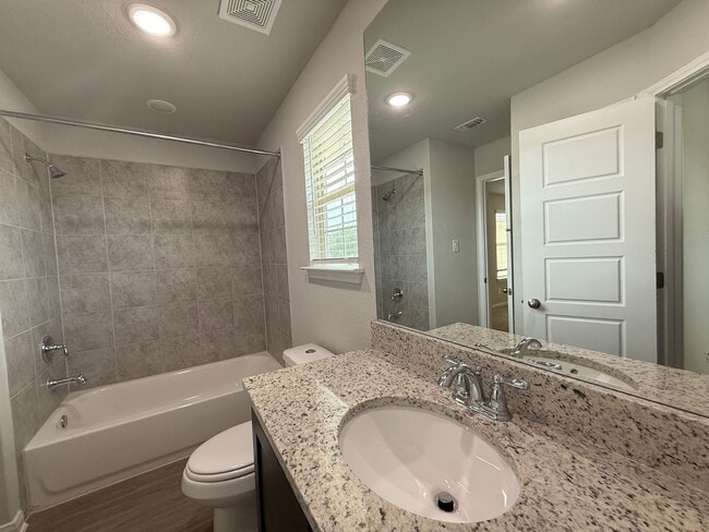 Building Photo - 3bd/2.5ba Two-Story Duplex in Prime Location