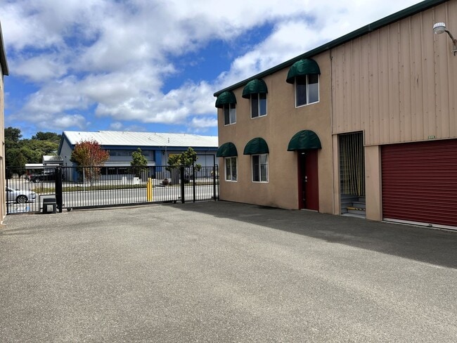 Building Photo - Large Cat-Friendly 1 Bedroom Apartment In ...