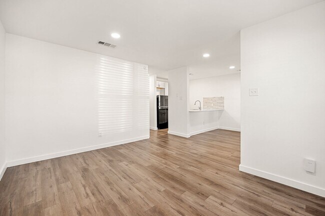 Building Photo - Updated North Austin Condo with Modern Fin...