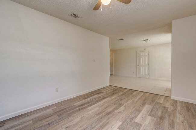 Building Photo - $1,450  3 Bedr/ 1 bath Beautiful Home in D...