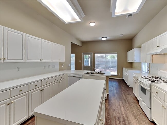 Building Photo - 13143 Mills River St