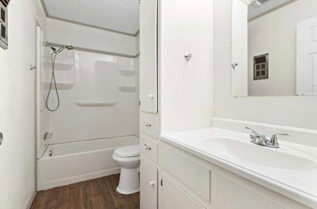 Building Photo - 245 E Smith St