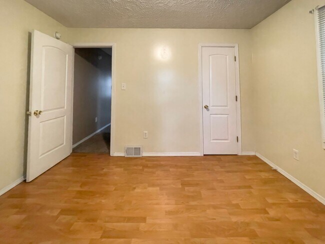Building Photo - 1512 N Woodridge Ave