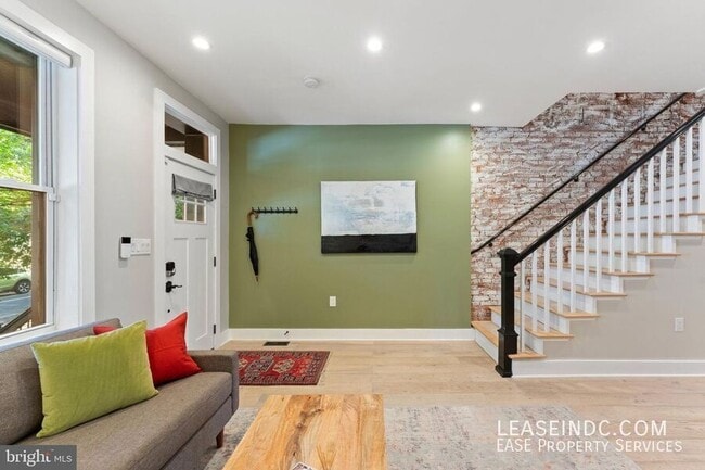 Building Photo - 121 15th St SE