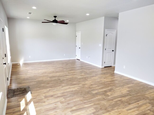 Building Photo - Newly constructed 3/2/1 in Sanger