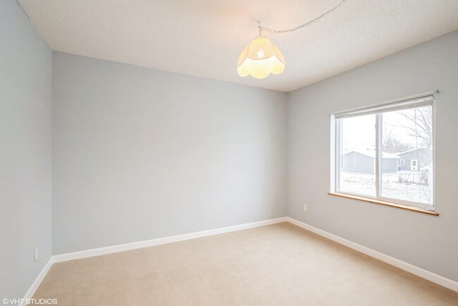 Building Photo - 3740 Kencrest Dr NE